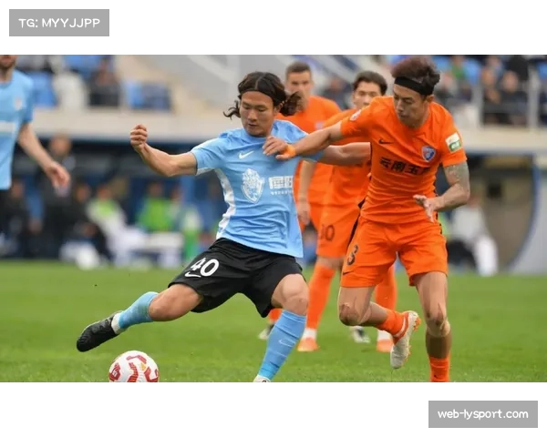 【2026年4月中超联赛·赛中·通讯通讯：雨夜中的橙色海洋，成都凤凰山专业足球场再度上演万人合唱